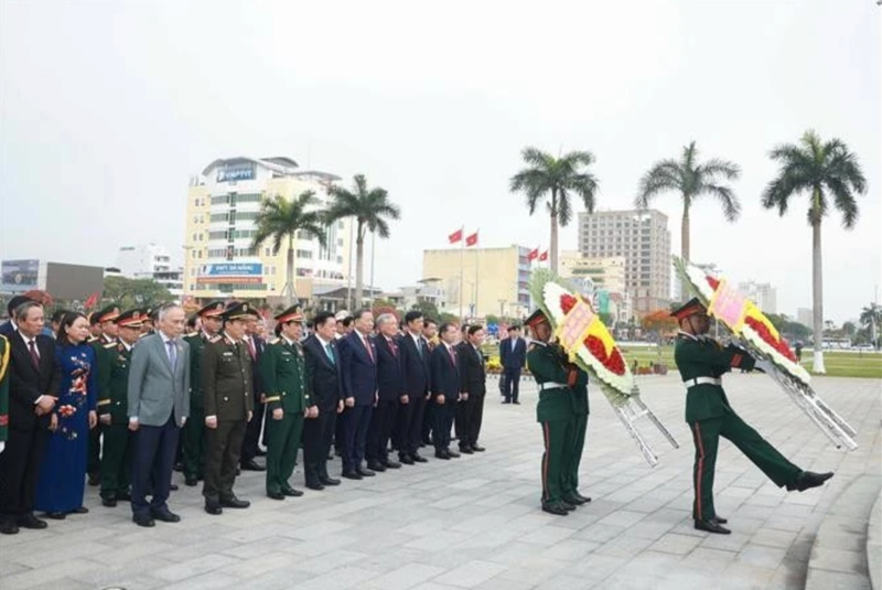 El secretario general del Partido, To Lam, ofrece incienso para conmemorar a los mártires heroicos en un sitio conmemorativo de la ciudad de Da Nang. (Foto: VNA)