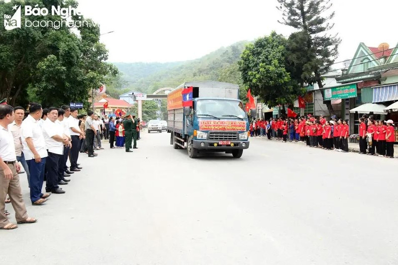 Ceremonia para recibir restos de mártires, combatientes voluntarios y expertos vietnamitas caídos en Laos. (Foto: baonghean.vn)