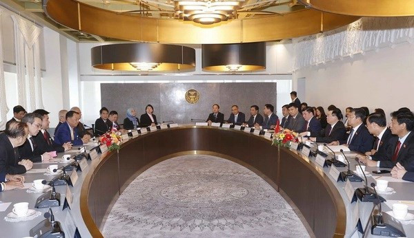 Panorama de la reunión entre los dos titulares de Asambleas Nacionales de Tailandía, Wan Muhamad Noor Matha, y de Vietnam, Vuong Dinh Hue. (Foto: VNA)