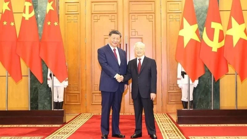 El secretario general del Partido Comunista de Vietnam, Nguyen Phu Trong, y el secretario general del Comité Central del Partido Comunista y presidente de China, Xi Jinping, tras sus conversaciones el 12 de diciembre de 2023, durante la visita de Estado del dirigente chino a Vietnam. (Foto: VNA)