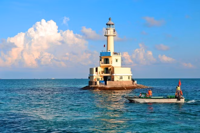 Faro en la isla de Da Tay B. Faro en la isla de Da Tay B.