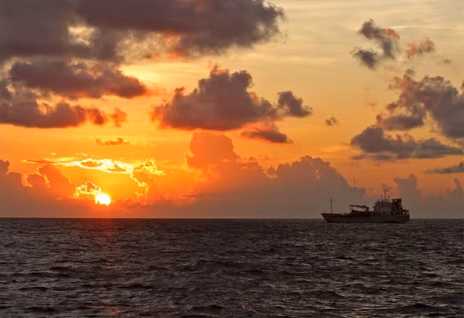 Amanecer radiante en la zona marítima de Truong Sa. Amanecer radiante en la zona marítima de Truong Sa.