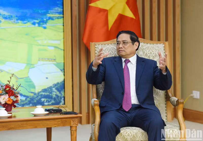 Minh Chinh habla en la reunión.