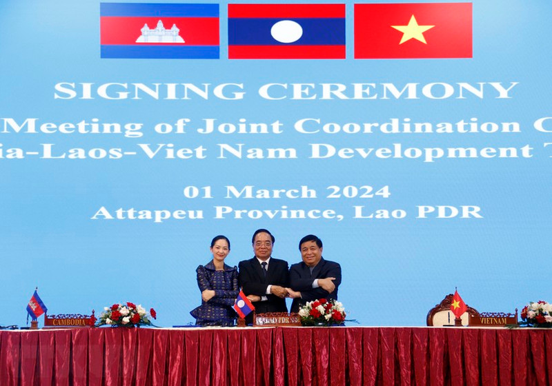 Los ministros de Planificación e Inversiones de Laos, Khamjane Vongphosi y de Vietnam, Nguyen Chi Dung, y el titular camboyano de Comercio, Cham Nimul. (Foto: VNA)