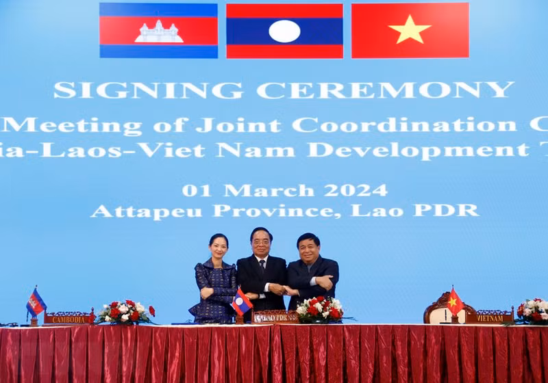 Los ministros de Planificación e Inversiones de Laos, Khamjane Vongphosi y de Vietnam, Nguyen Chi Dung, y el titular camboyano de Comercio, Cham Nimul. (Foto: VNA)