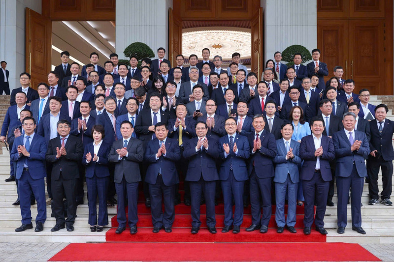 El primer ministro vietnamita, Pham Minh Chinh, y representantes empresariales surcoreanos. (Foto: VNA)