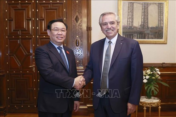 El titular de la Asamblea Nacional de Vietnam, Vuong Dinh Hue (izquierda), y el presidente argentino, Alberto Fernández (Fotografía: VNA)