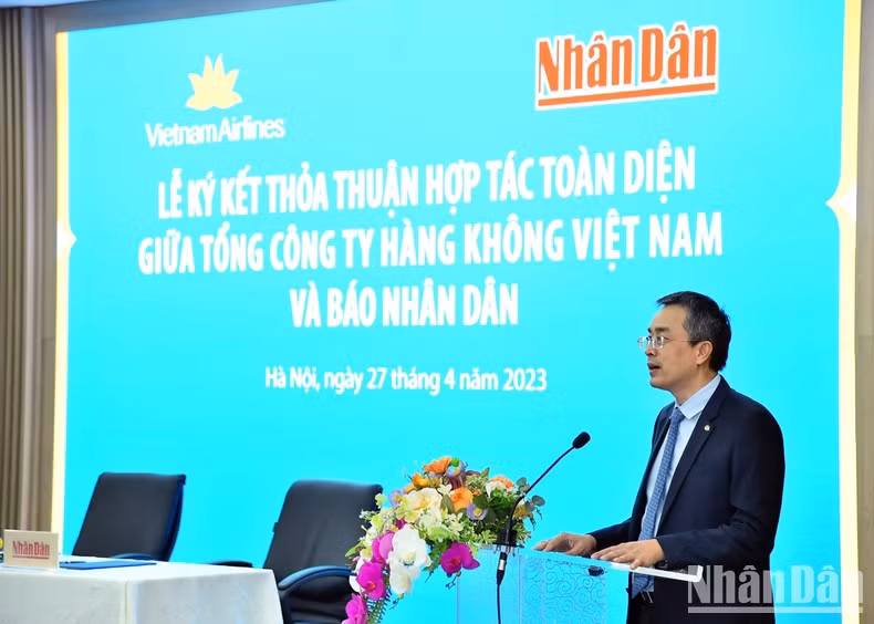 Dang Ngoc Hoa, secretario del Comité del Partido y presidente de la Junta Directiva de Vietnam Airlines, habla en el evento.