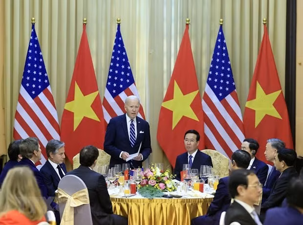 El presidente estadounidense, Joe Biden, habla en la recepción ofrecida por el presidente vietnamita, Vo Van Thuong, durante su visita a Vietnam. (Fotografía: VNA)