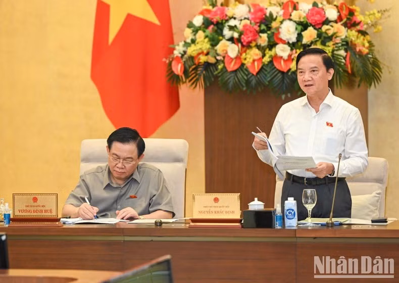 Habla el vicepresidente de la Asamblea Nacional Nguyen Khac Dinh.
