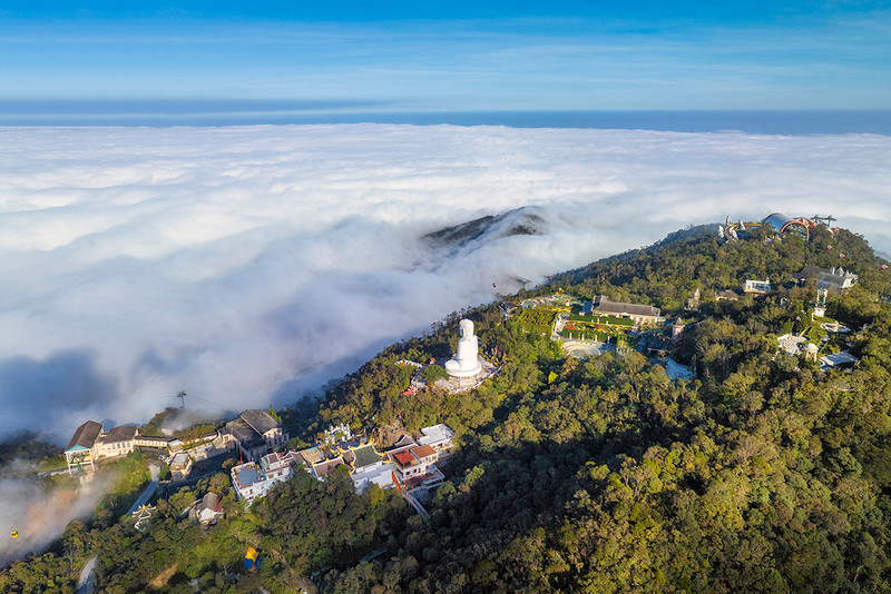 Nubes blancas cubren la cima de Ba Na, extendiéndose hasta el horizonte.