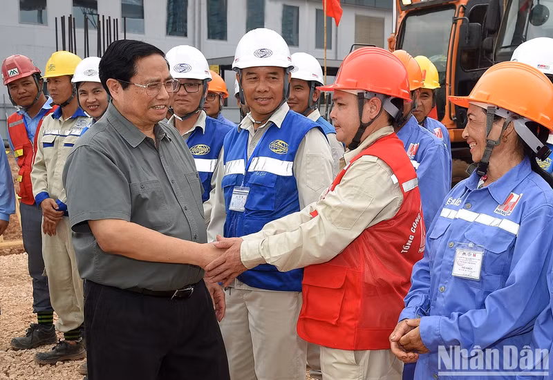 Minh Chinh alienta a los trabajadores.