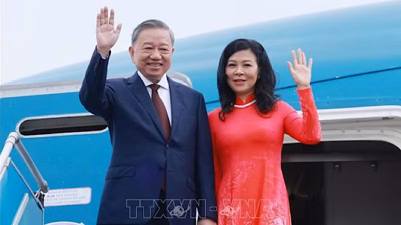 El secretario general del Partido Comunista de Vietnam y el presidente del país, To Lam, y su esposa en el Aeropuerto Internacional de Noi Bai, en Hanói para comenzar el viaje.
