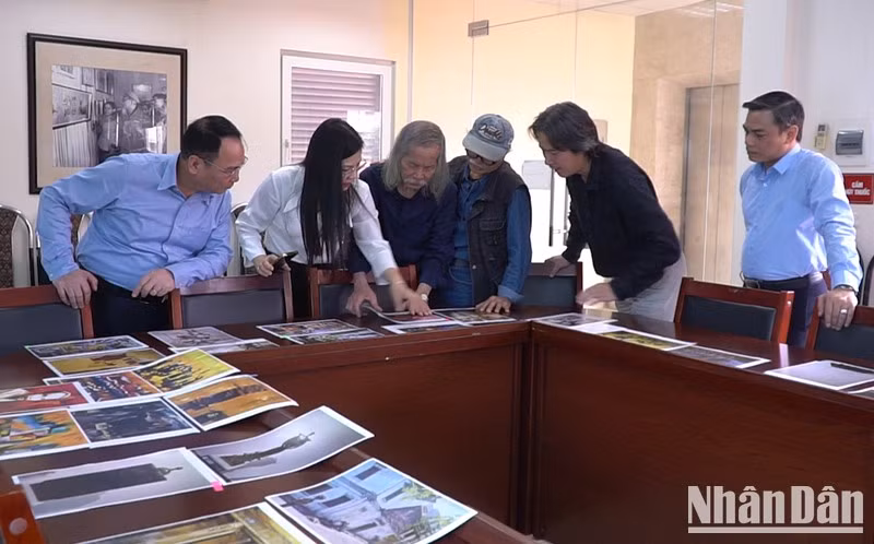 El consejo de arte selecciona las obra destacadas para la exposición. (Foto: Nhan Dan)