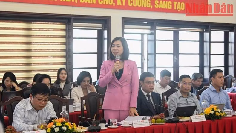 La directora adjunta de la AJC Nguyen Thi Truong Giang hace preguntas a los expertos. La directora adjunta de la AJC Nguyen Thi Truong Giang hace preguntas a los expertos.