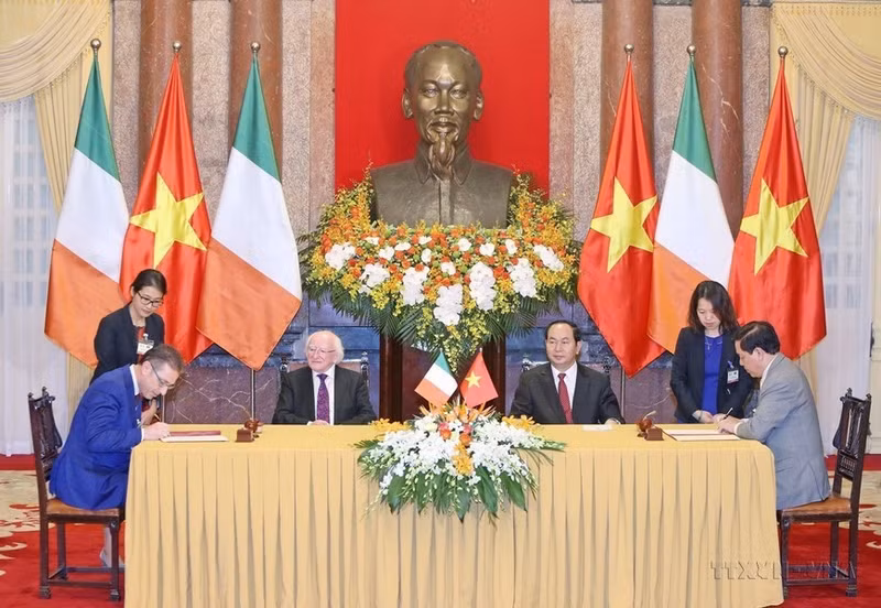 El presidente Tran Dai Quang y su homólogo de la República de Irlanda, Michael Daniel Higgins, presencian la ceremonia de firma de los documentos de cooperación entre los dos países el 7 de noviembre de 2016.