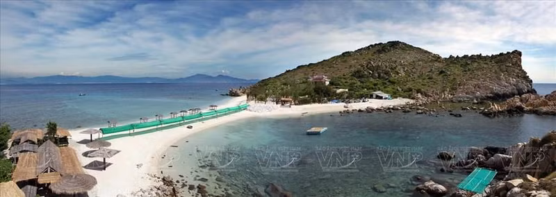 Turistas exploran la playa de Hon Noi.