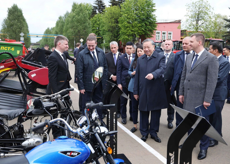 El secretario general del Partido Comunista de Vietnam, To Lam, visita la Fábrica de Tractores de Minsk. (Foto: VNA)