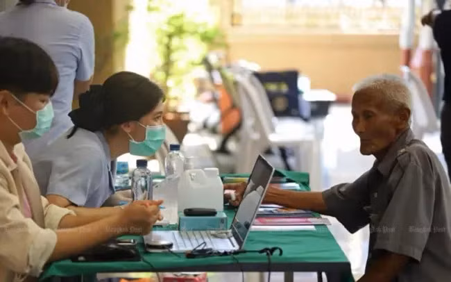 Personal médico y voluntarios realizan chequeos de salud gratuitos a personas mayores en Bangkok, 24 de febrero (Foto: Bangkok Post)