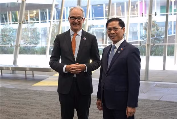 El ministro de Relaciones Exteriores de Vietnam, Bui Thanh Son, y Nicholas Moore, enviado especial del Gobierno australiano para el Sudeste Asiático.