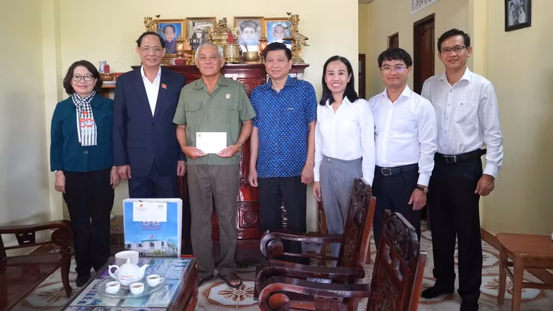 El vicepresidente de la Asamblea Nacional de Vietnam Tran Quang Phuong visita a beneficiarios de políticas sociales en Con Dao.