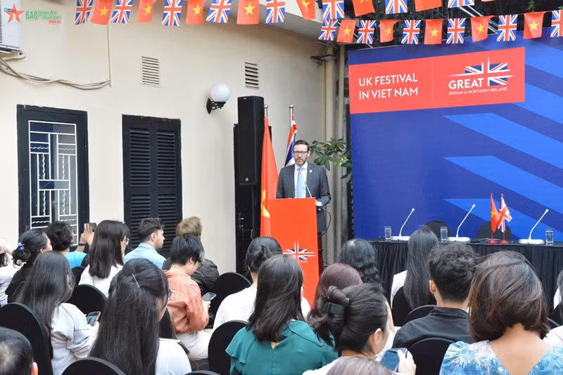 El embajador británico en Vietnam, Iain Frew, habla en el evento. (Fotografía: qdnd.vn)