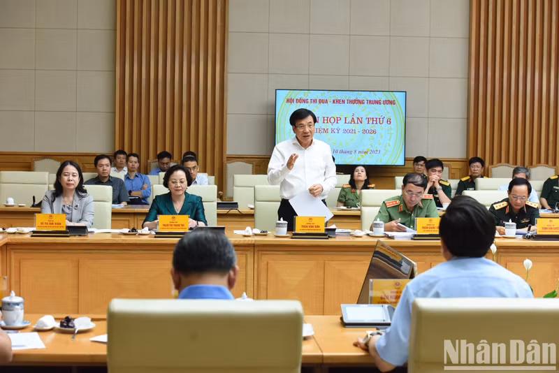 Habla el ministro y jefe de la Oficina Gubernamental, Tran Van Son.