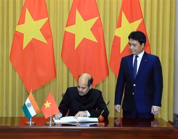 El nuevo embajador de la India en Vietnam, Sandeep Arya (izquierda). (Foto: VNA)