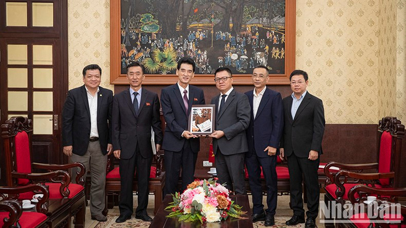 El embajador norcoreano en Vietnam, Ri Sung Guk, recibe un regalo de recuerdo entregado por el periódico Nhan Dan. 