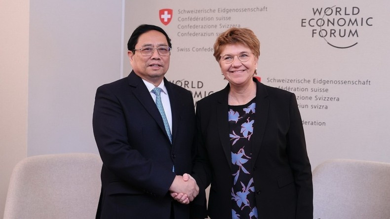 El primer ministro de Vietnam, Pham Minh Chinh, conversa con la presidenta suiza, Viola Amherd. (Foto: VNA)