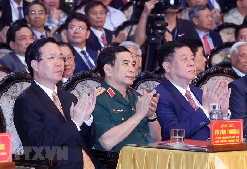 El presidente Vo Van Thuong y otros dirigentes y exlíderes del Partido y el Estado asistentes a la cita.