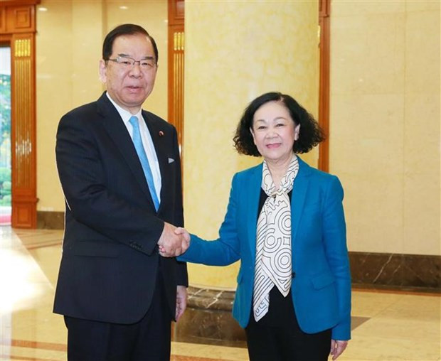 La miembro del Buró Político y permanente del Secretariado del Comité Central del PCV y jefa de su Comisión de Organización, Truong Thi Mai, recibe al presidente del Presídium del Comité Central del PCP, Shii Kazuo. (Foto: VNA)