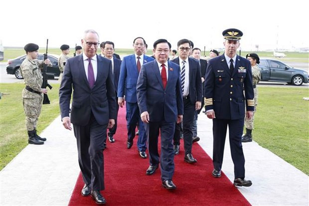 El presidente de la Asamblea Nacional, Vuong Dinh Hue, inicia una visita oficial a Uruguay. (Fotografía: VNA)