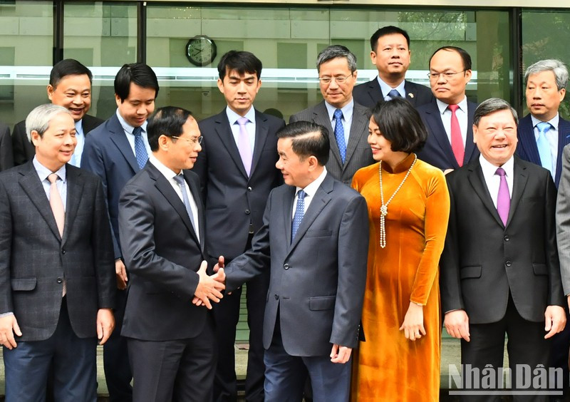 Tran Cam Tu, jefe de la Comisión de Control Disciplinario del Comité Central del PCV, y los jefes de las misiones representativas vietnamitas en el extranjero.