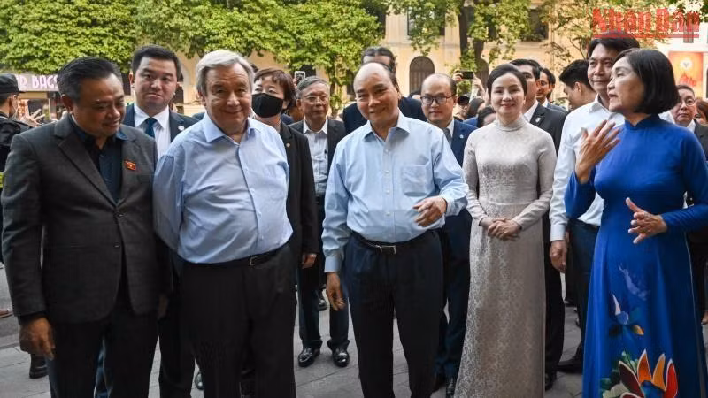 El presidente Nguyen Xuan Phuc y el secretario general de la ONU, Antonio Guterres, y otros delegados escuchan explicaciones sobre la historia del templo Ngoc Son.