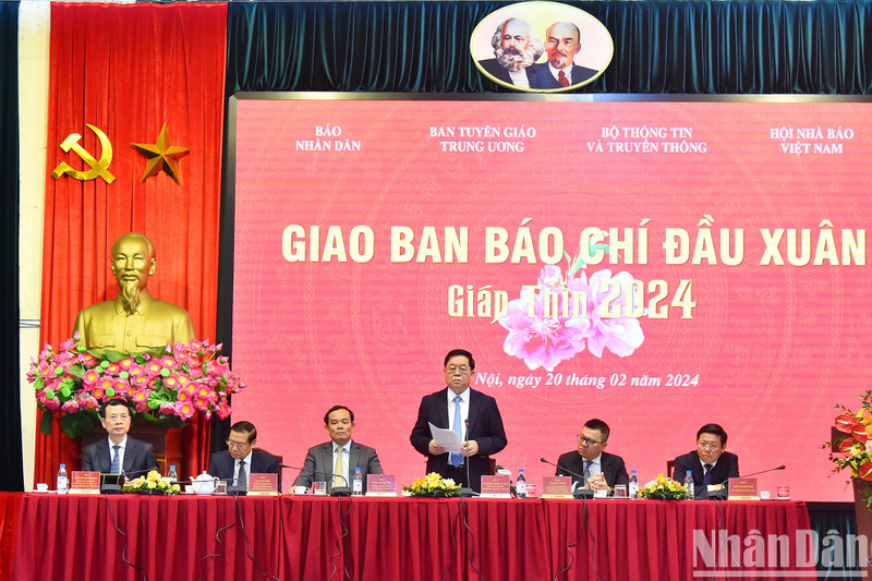 El secretario del Comité Central del PCV y jefe de su Comisión de Comunicación y Educación, Nguyen Trong Nghia, interviene en la cita.