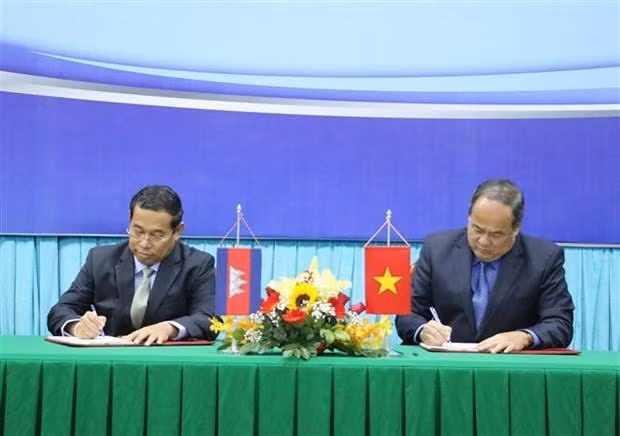 El presidente del Comité Popular de An Giang, Nguyen Thanh Binh (D), y el gobernador de Takeo, Ouch Phea. (Fotografía: VNA)