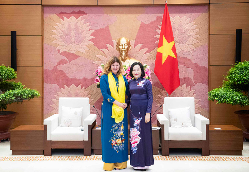 La vicepresidenta de la Asamblea Nacional de Vietnam, Nguyen Thi Thanh (derecha), y la representante de Unicef en Vietnam, Silvia Danailov. (Foto: quochoi.vn)