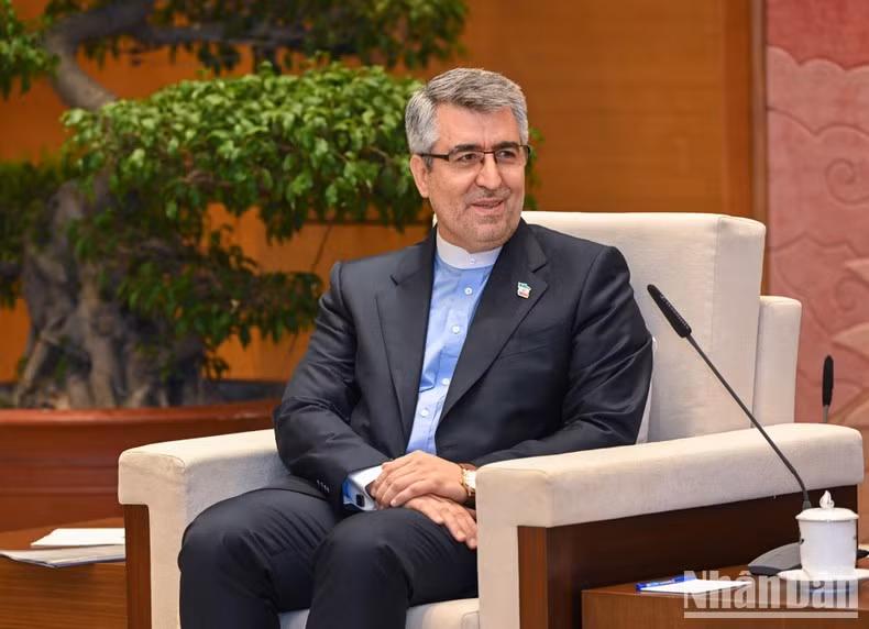 Ali Akbar Nazari interviene. Ali Akbar Nazari interviene.