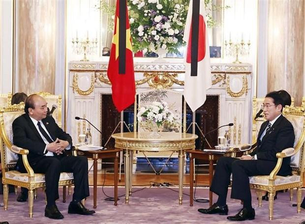 El presidente de Vietnam, Nguyen Xuan Phuc (izquierda), se reúne con el primer ministro japonés, Kishida Fumio. (Fotografía: VNA)