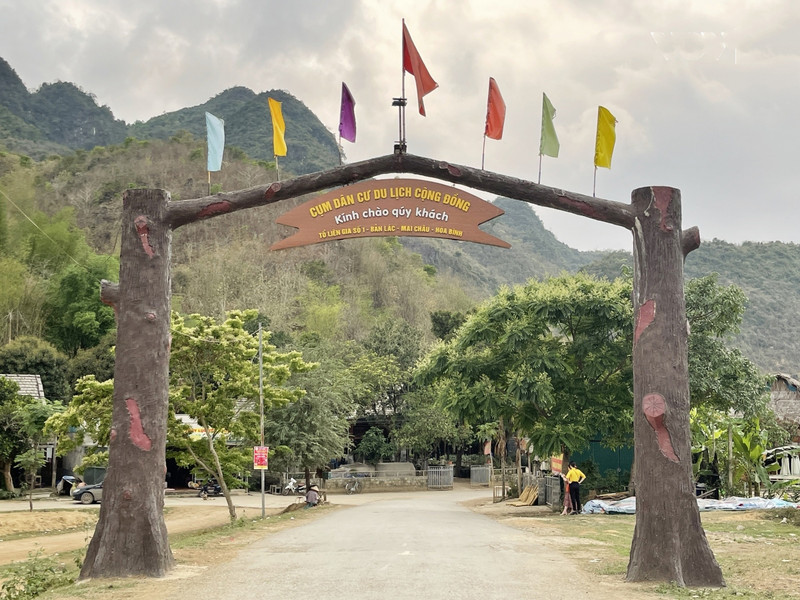 Ubicado en un pequeño valle del distrito de Mai Chau, Ban Lac disfruta de un clima templado, aire fresco y paisajes hermosos y poéticos, amén de una gente amable. 