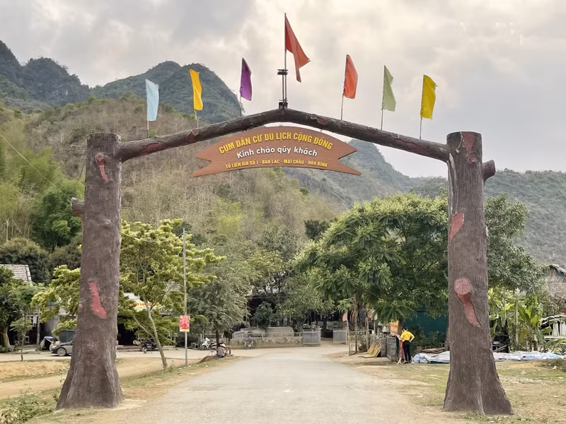 Ubicado en un pequeño valle del distrito de Mai Chau, Ban Lac disfruta de un clima templado, aire fresco y paisajes hermosos y poéticos, amén de una gente amable. 