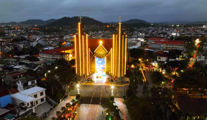 La Catedral de Phu Cam, ubicada en el distrito de Phuoc Vinh, distrito de Thuan Hoa, ciudad de Hue, es un destino popular para los visitantes.