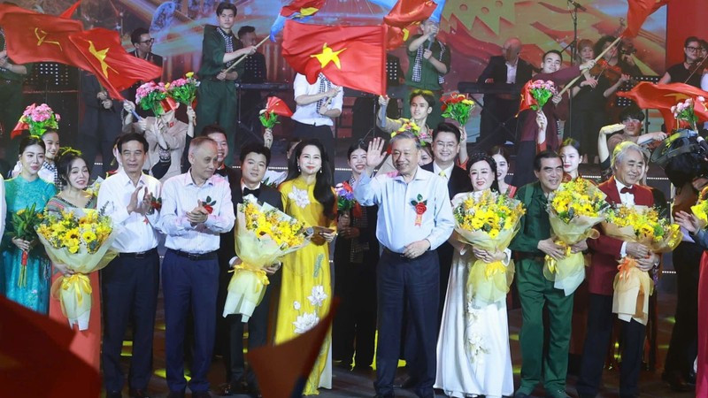 El secretario general del Partido Comunista de Vietnam, To Lam, y los delegados en el programa. (Foto: VNA)