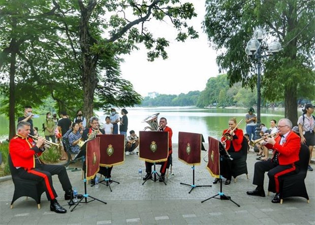 Una banda militar británica actúa en la calle peatonal alrededor de Ho Guom, en Hanói (Fotografía: VNA)
