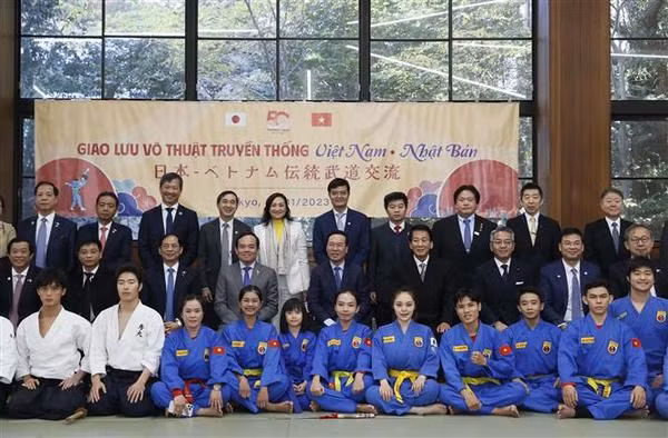 El presidente de Vietnam, Vo Van Thuong, y delegados en el intercambio de artes marciales Vietnam-Japón.