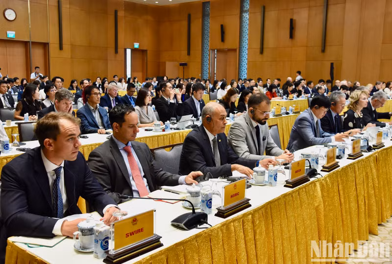 Representantes de empresas de inversión extranjera en Vietnam.