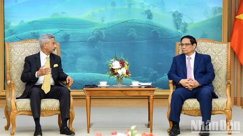El primer ministro de Vietnam, Pham Minh Chinh, recibe al canciller indio, Subrahmanyam Jaishankar. 