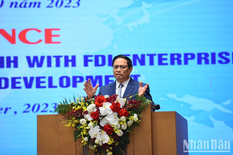 El primer ministro de Vietnam, Pham Minh Chinh, habla en el evento.