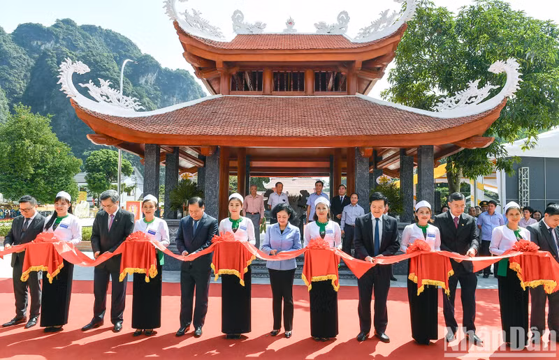 Los dirigentes cortan la cinta para inaugurar la reliquia conmemorativa de la visita del Presidente Ho Chi Minh al Grupo de producción Chi Hoa.